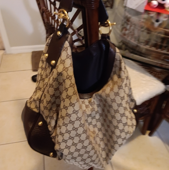 GUCCI LARGE HOBO HANDBAG! - Picture 10 of 16